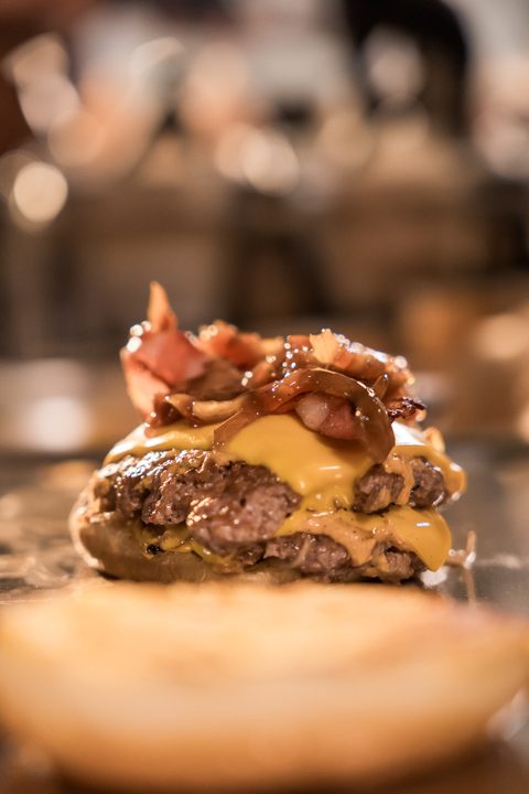 Burger με διπλό μπιφτέκι, τυρί και μπέικον