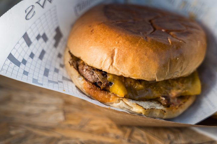 Κοντινό σε burger με λιωμένο τυρί