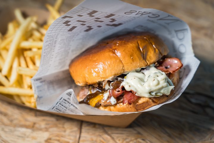 Burger με σάλτσα και τηγανητές πατάτες