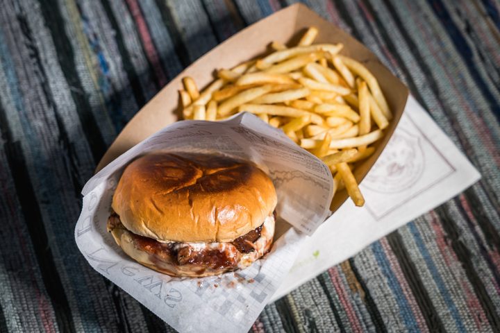 Burger και πατάτες στο φως της μέρας